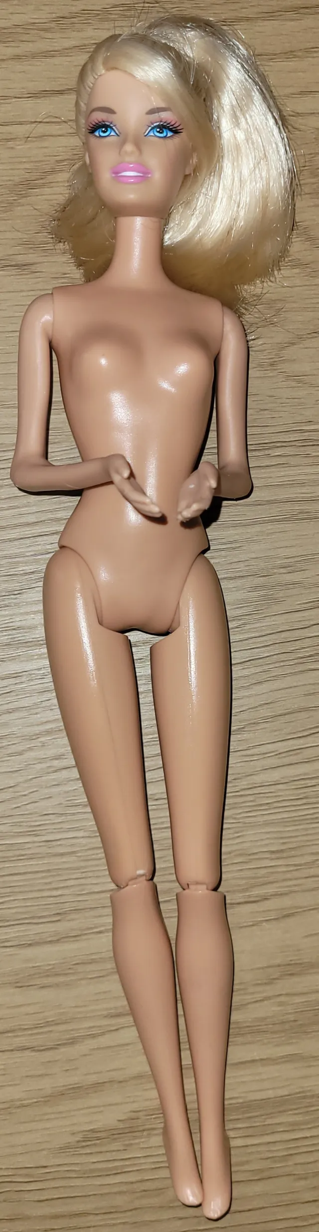 Barbiedukke med spake på ryggen
