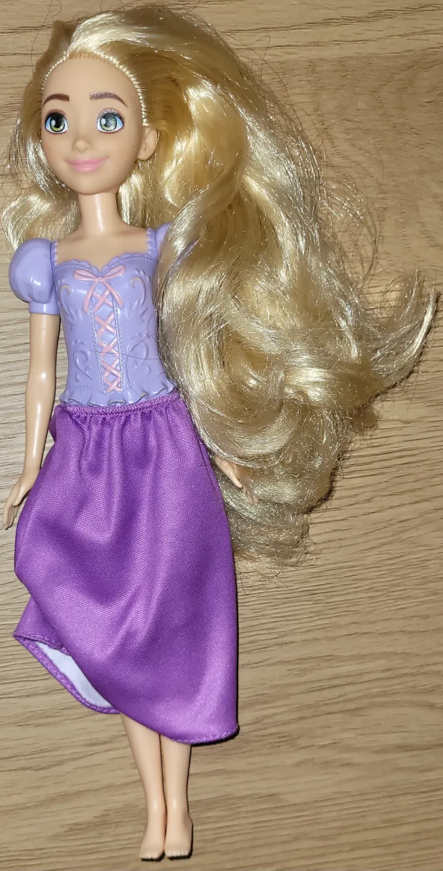 Disney Rapunzel-dukke med skjørt