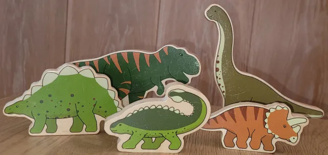 Dinosaurfigurer av tre