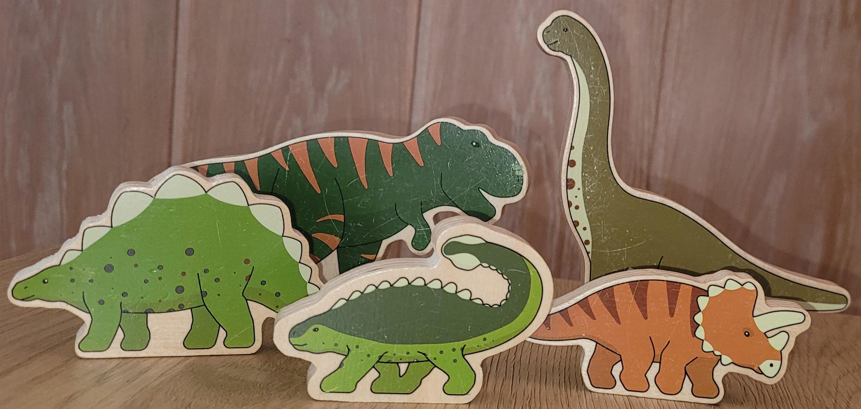 Dinosaurfigurer av tre