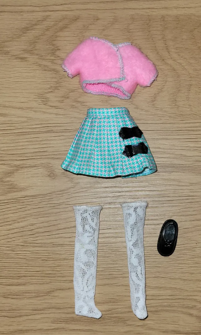 Mattel Barbie - Courtney Phone Fun dukkeklær og 1 sko
