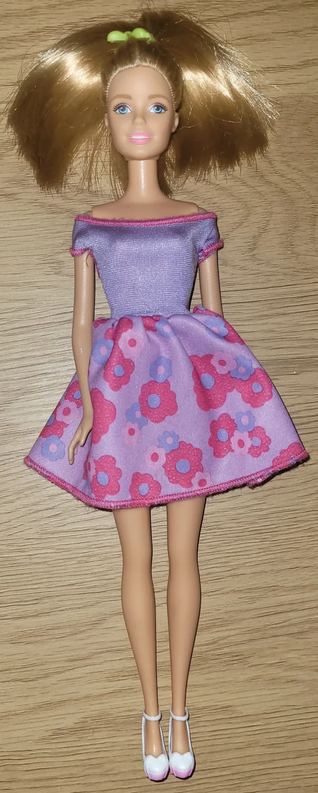Mørkblond Barbie med antrekk og hårklemme