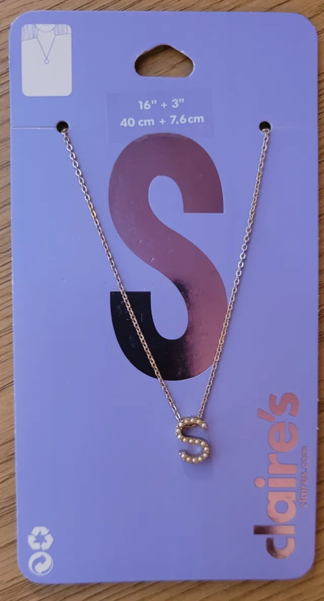 Bokstavsmykke "S" gullfarget med små perler Claire's