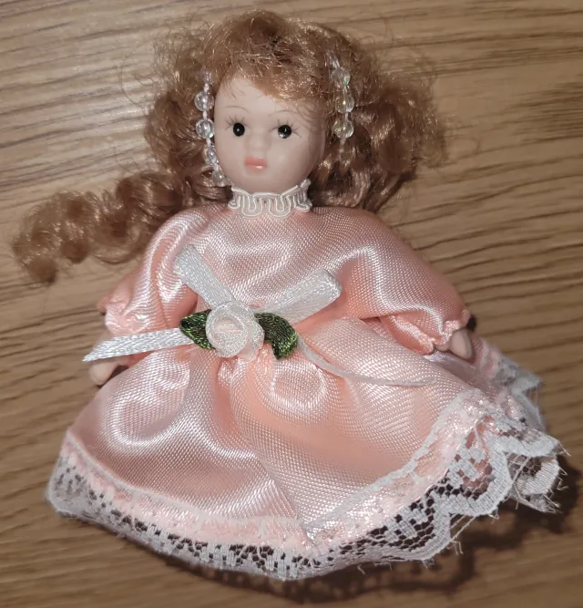Liten porselensdukke med finkjole 7cm