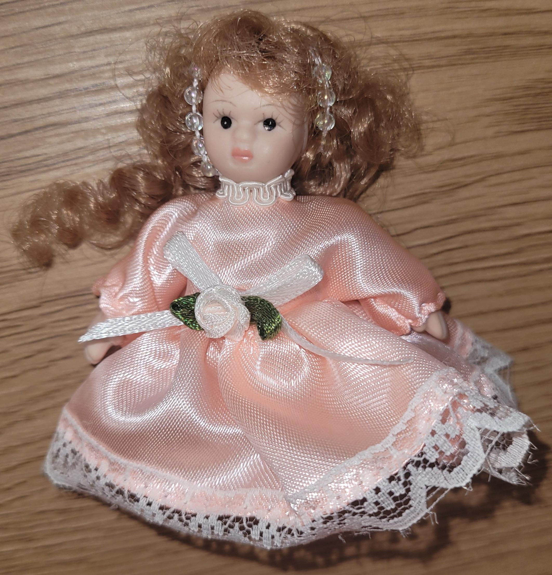 Liten porselensdukke med finkjole 7cm