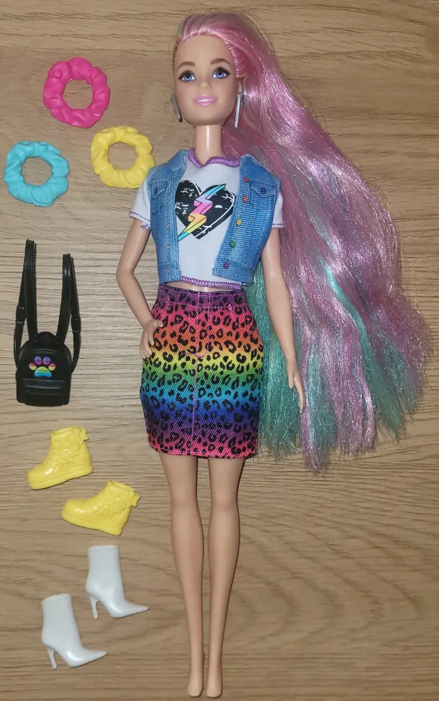Barbie, dukke med fargeskiftende side-cut