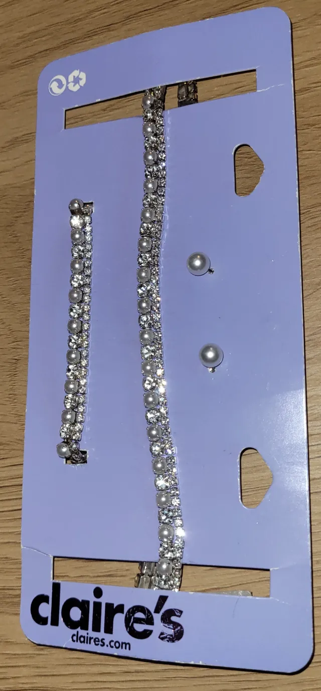 3-delt smykkesett med blanke stener og perler