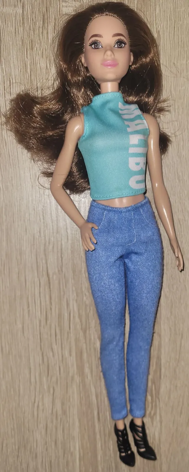 Barbie Fashionistas-dukke - latina med antrekk