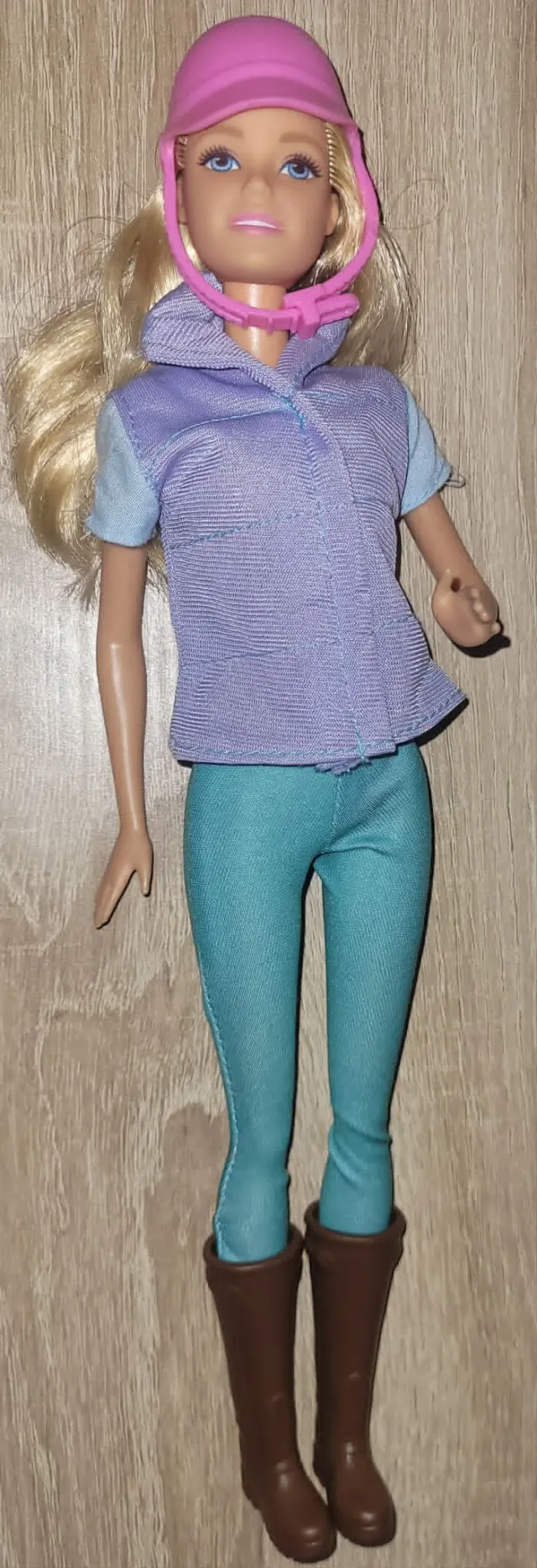 Barbie, dukke med rideklær og -hjelm