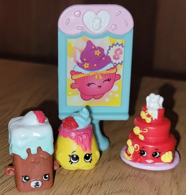 Shopkins 3 figurer og ett kaféskilt