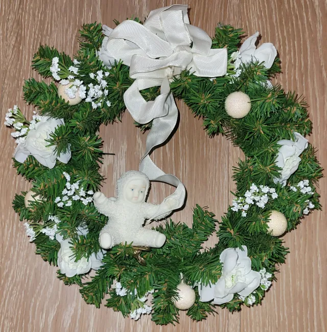 Håndlaget julekrans med  clip-on Snowbabies-figur