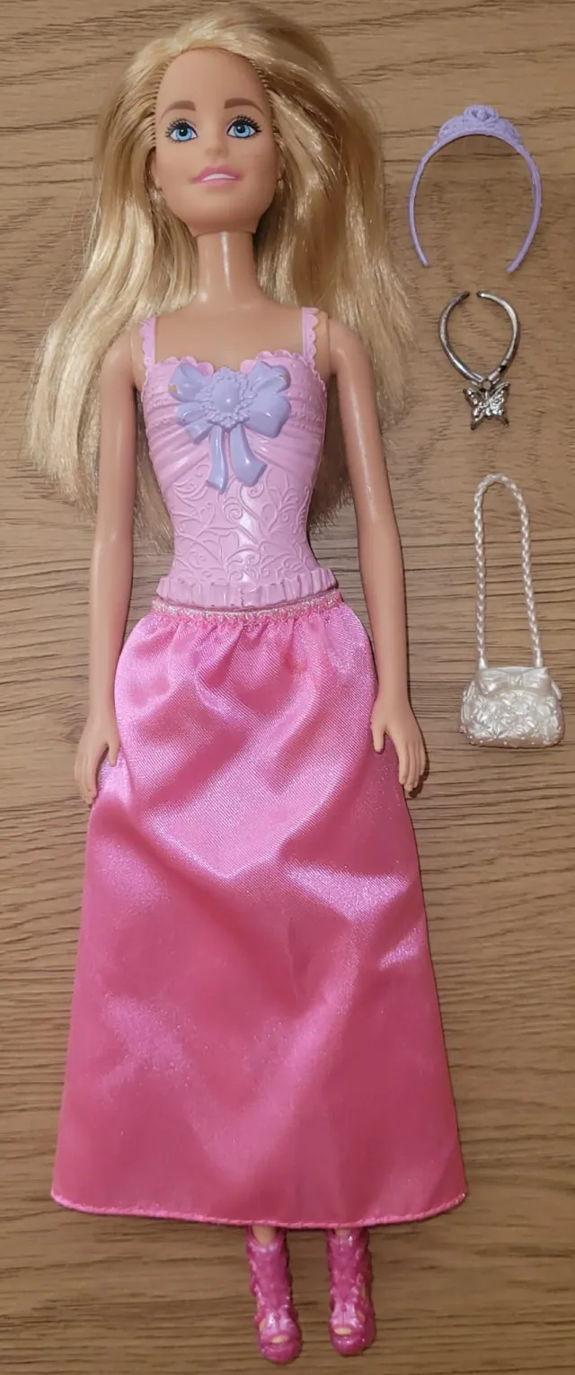 Barbiedukke med prinsessetilbehør