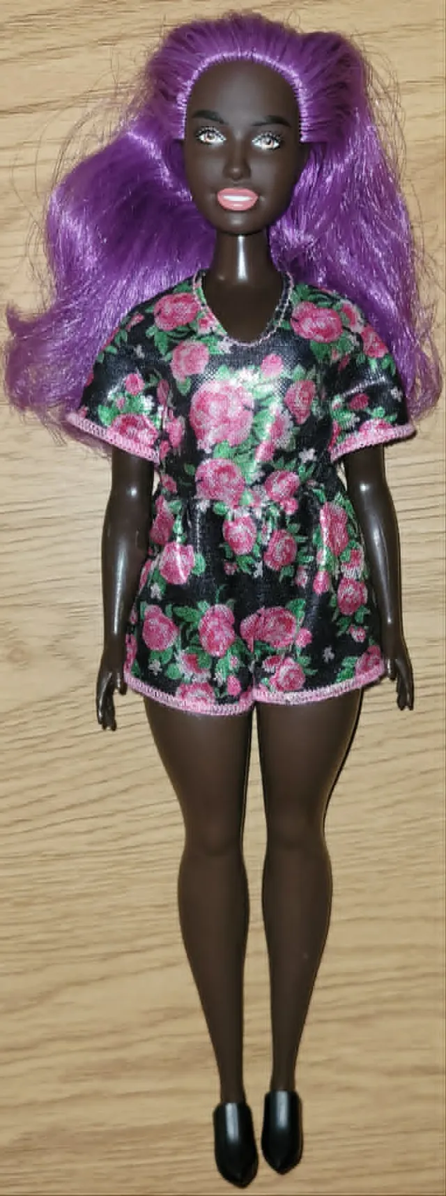 Curvy Barbie Fashionistas med antrekk og lilla hår