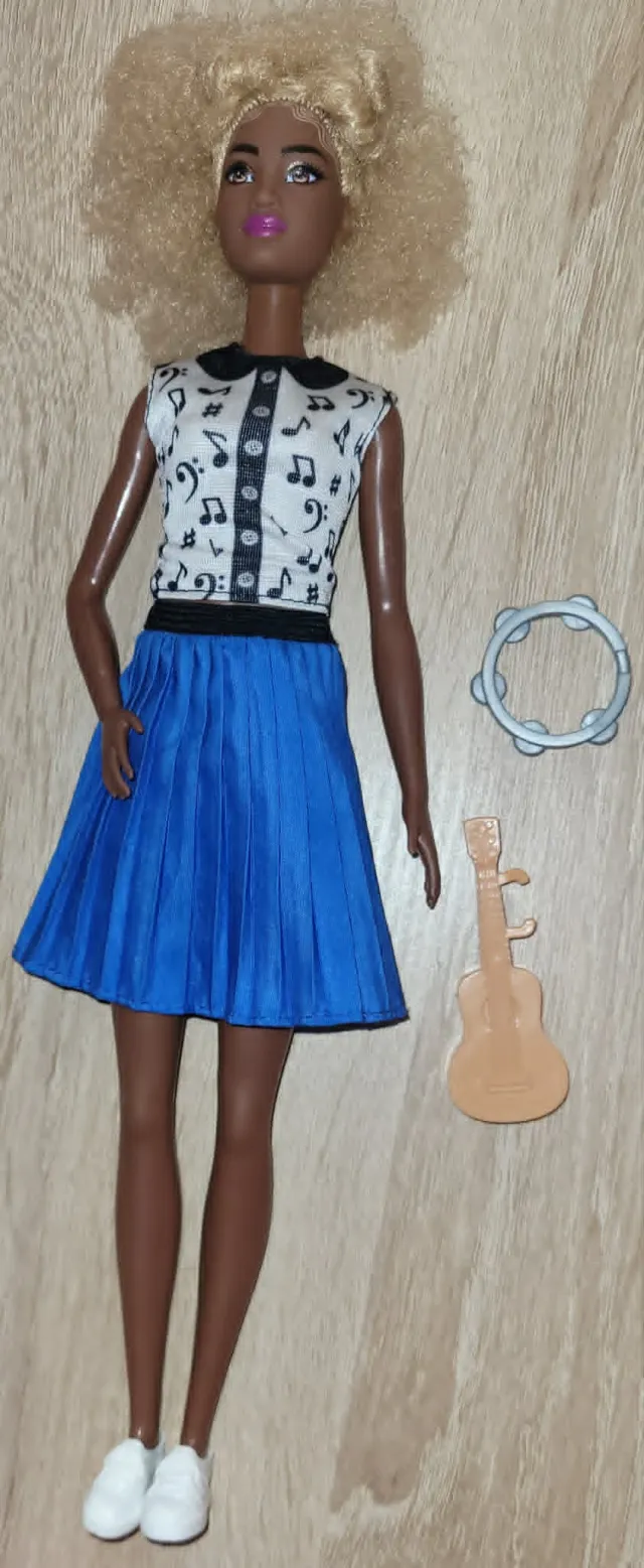 Barbiedukke Fashionistas med blond afro og instrumenter