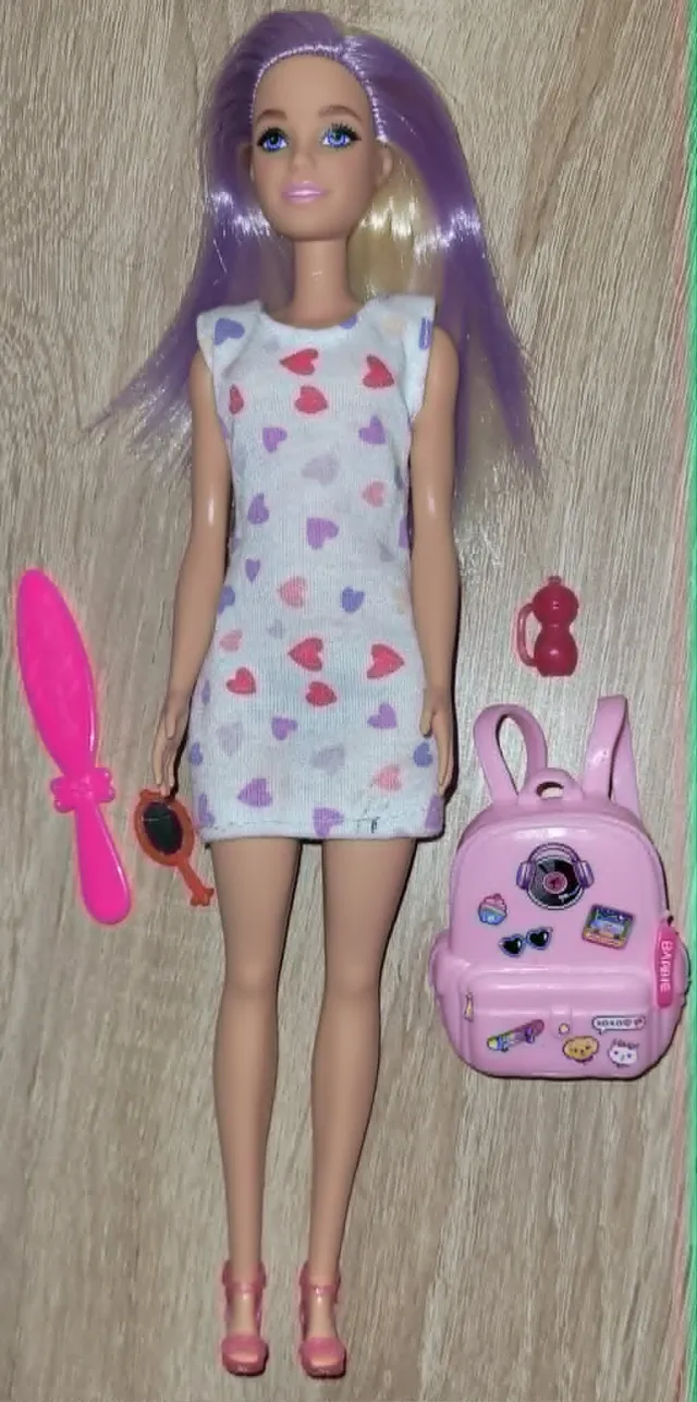 Barbiedukke Fashionistas med kjole og tilbehør