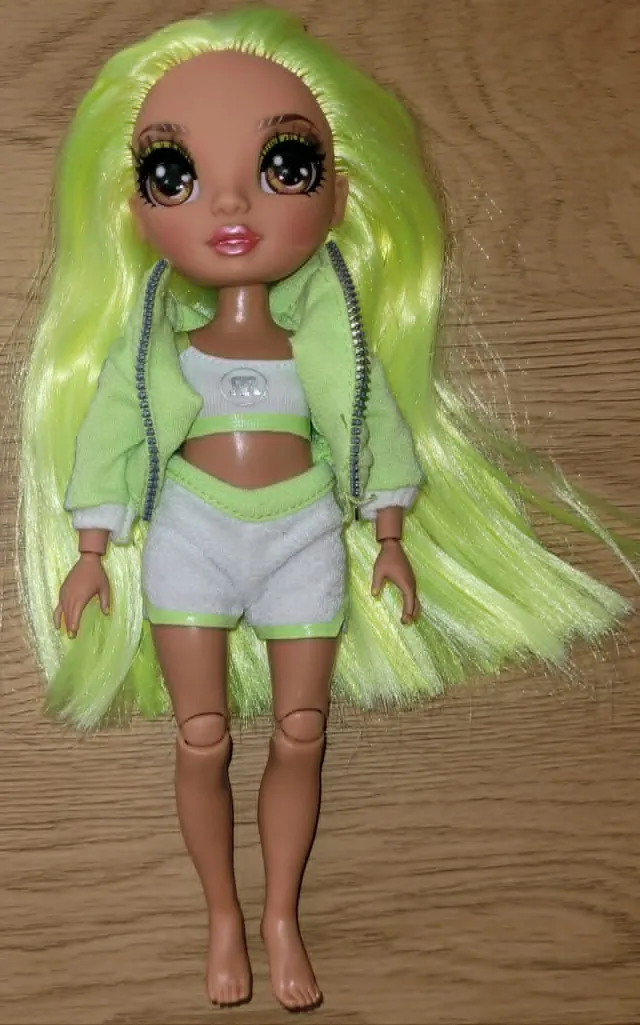 Rainbow High Junior "Karma Nichols"-dukke med 3 plagg