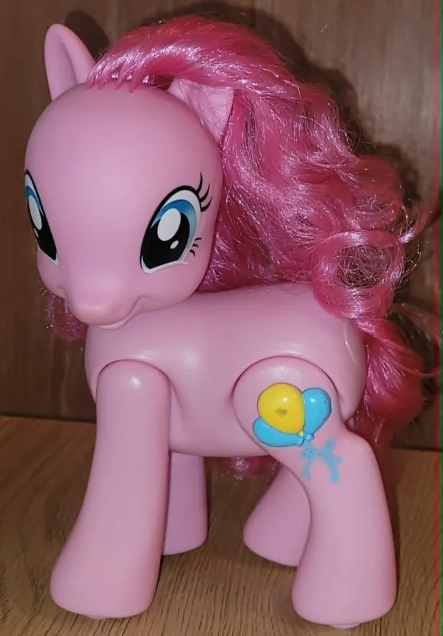 My Little Pony Pinkie Pie, snakker/synger og beveger beina