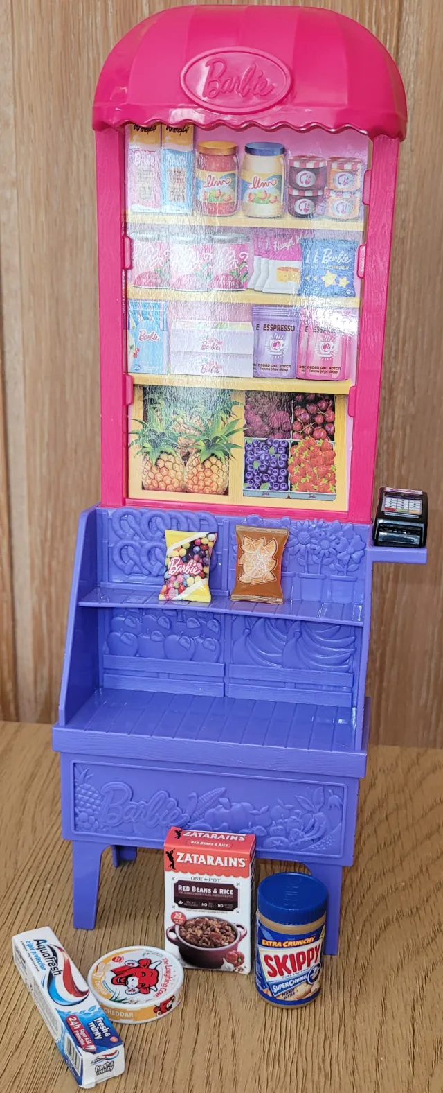 Barbie butikkstand med tilbehør + Mini Brands matfigurer
