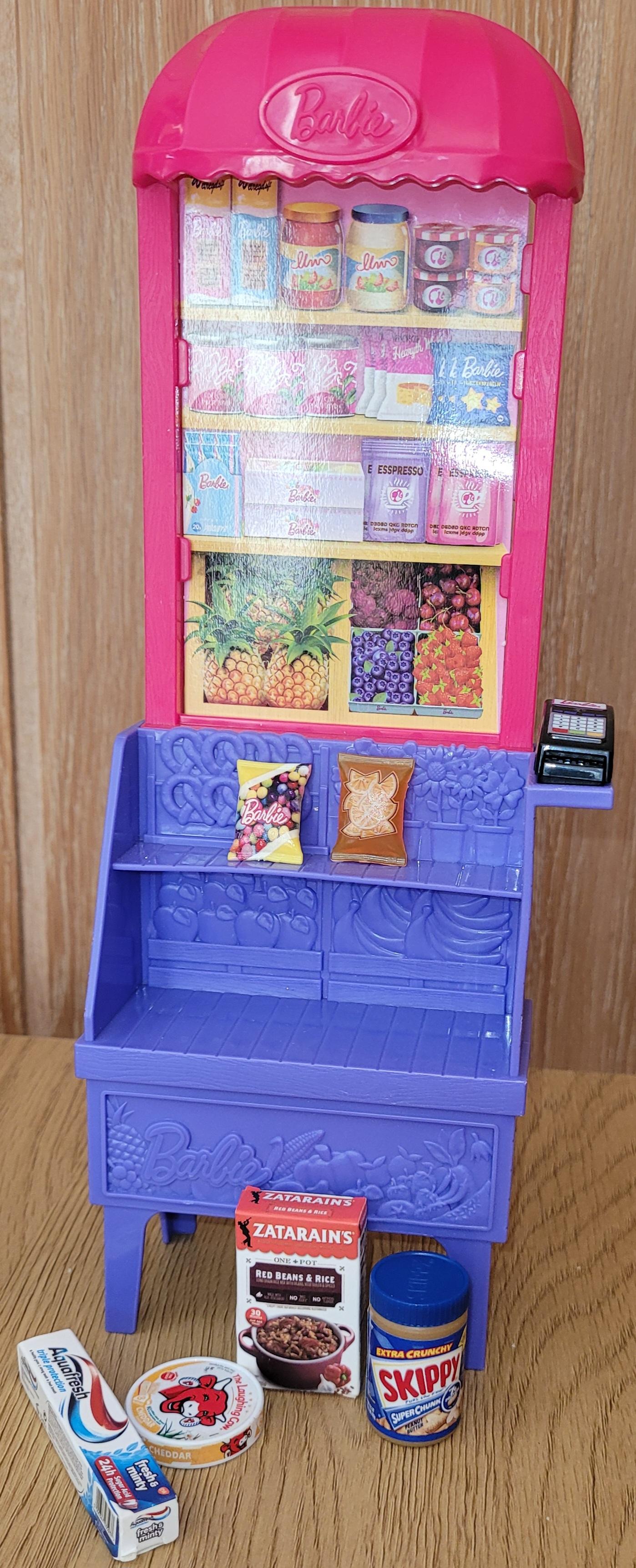 Barbie butikkstand med tilbehør + Mini Brands matfigurer