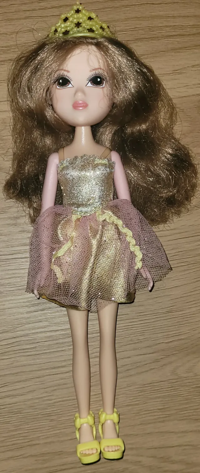 Moxie Girlz, dukke med gult antrekk og tiara