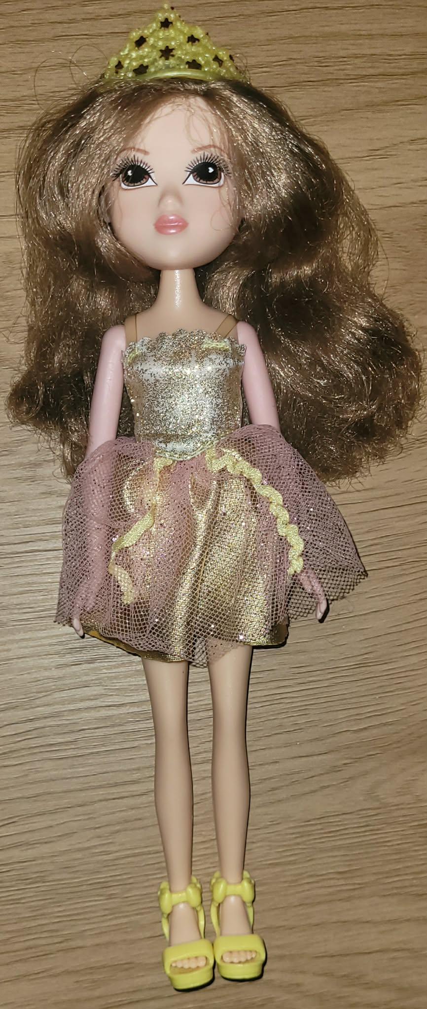 Moxie Girlz, dukke med gult antrekk og tiara