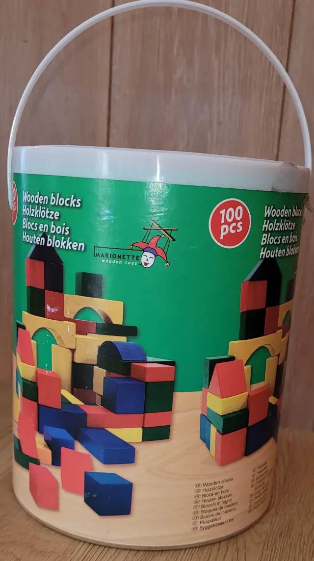 Bøtte med treklosser - småbarnsvennlig