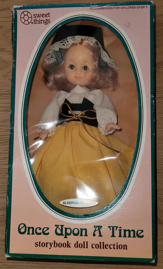 Once Upon a Time Sleeping Beauty vinyldukke, ubrukt i eske