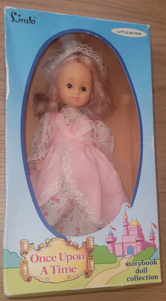 Linda eventyrdukke "Little Bo Peep", ubrukt i eske