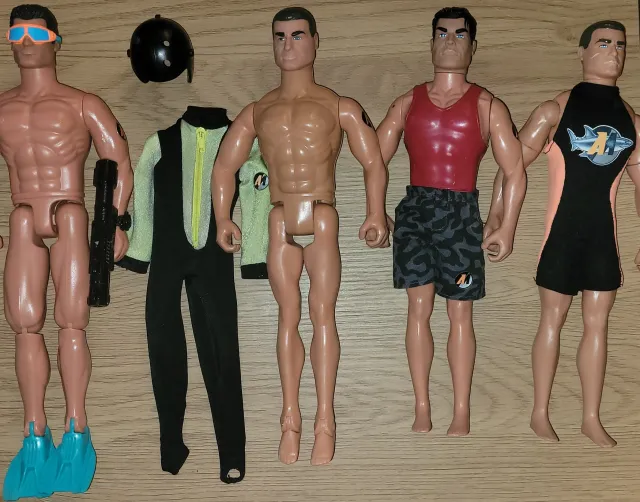 4 stykker Action Man med diverse klær