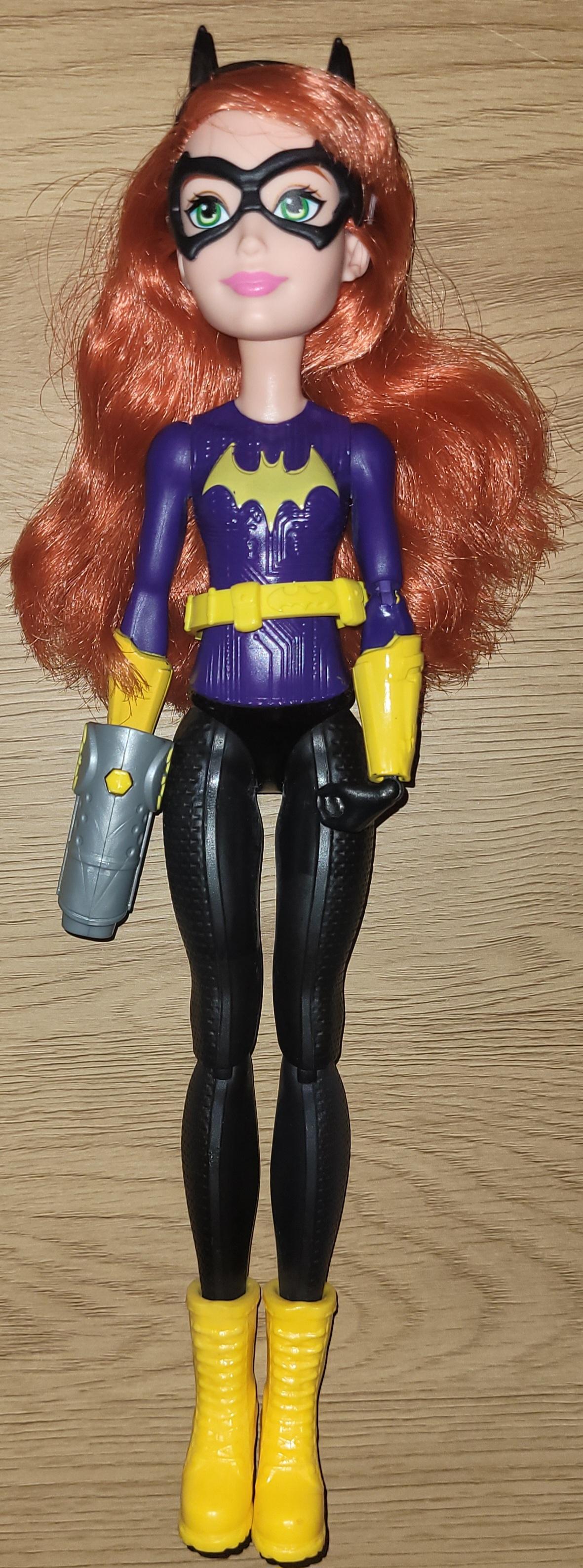 Batgirl-dukke med rødt hår - Mattel