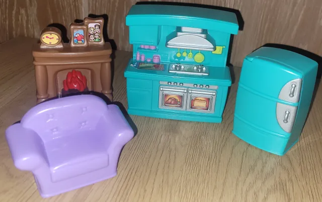 4 stk små dukkehusmøbler i plast - Keenway's "My Happy Family"
