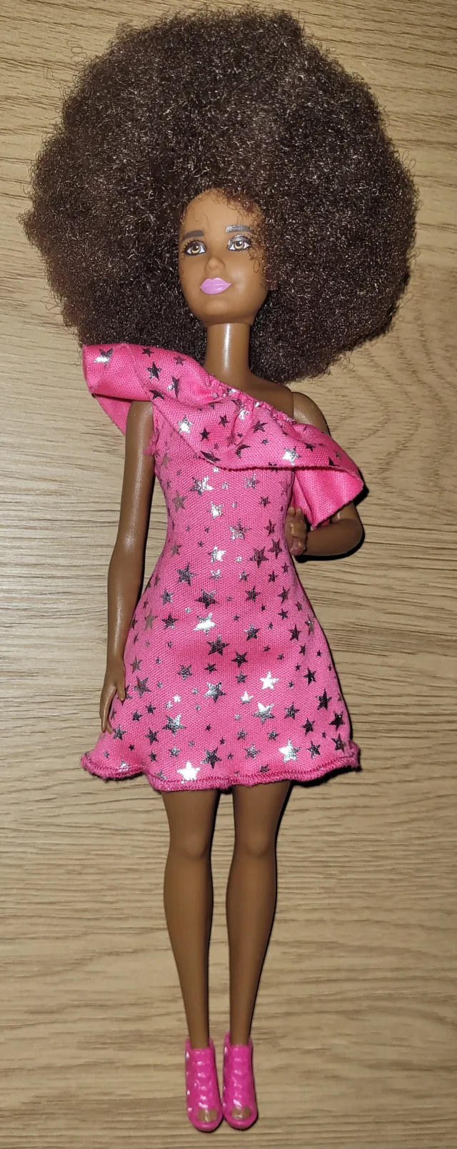 Barbie Fashionistas-dukke med stor afro og rosa antrekk