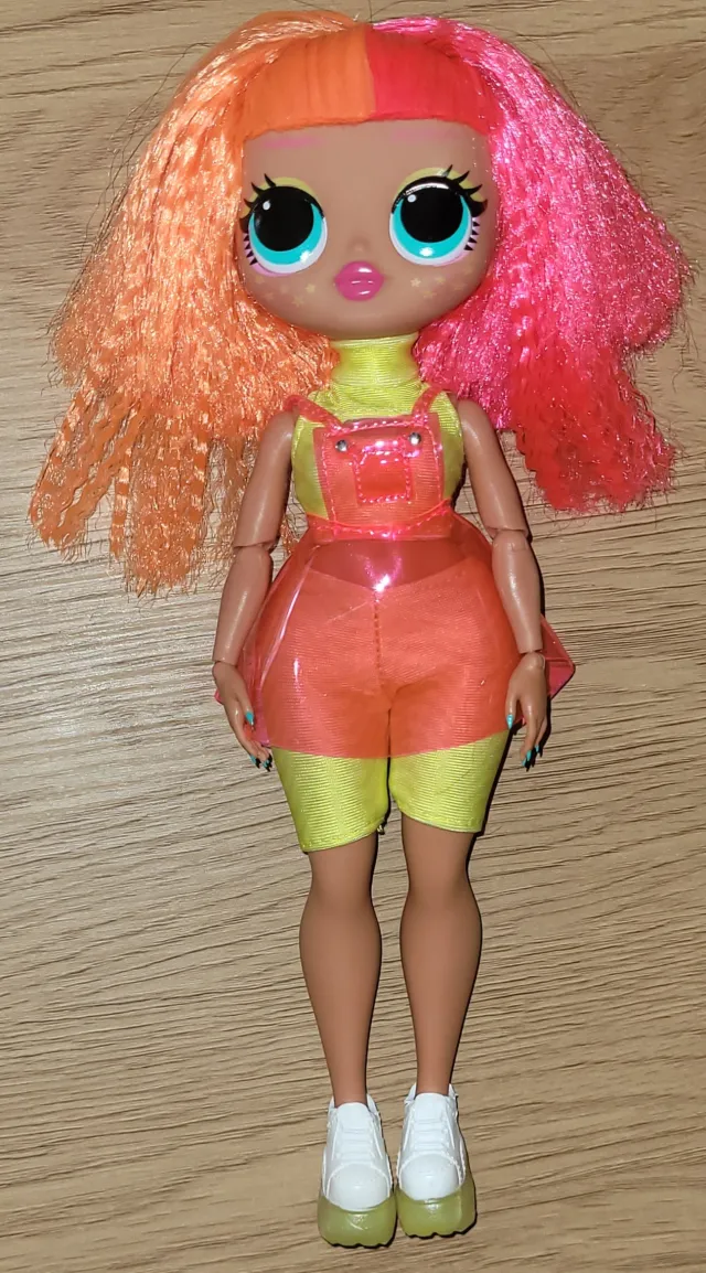 L.O.L OMG "Neonlicious"-dukke 24cm  med 3 plagg og sko