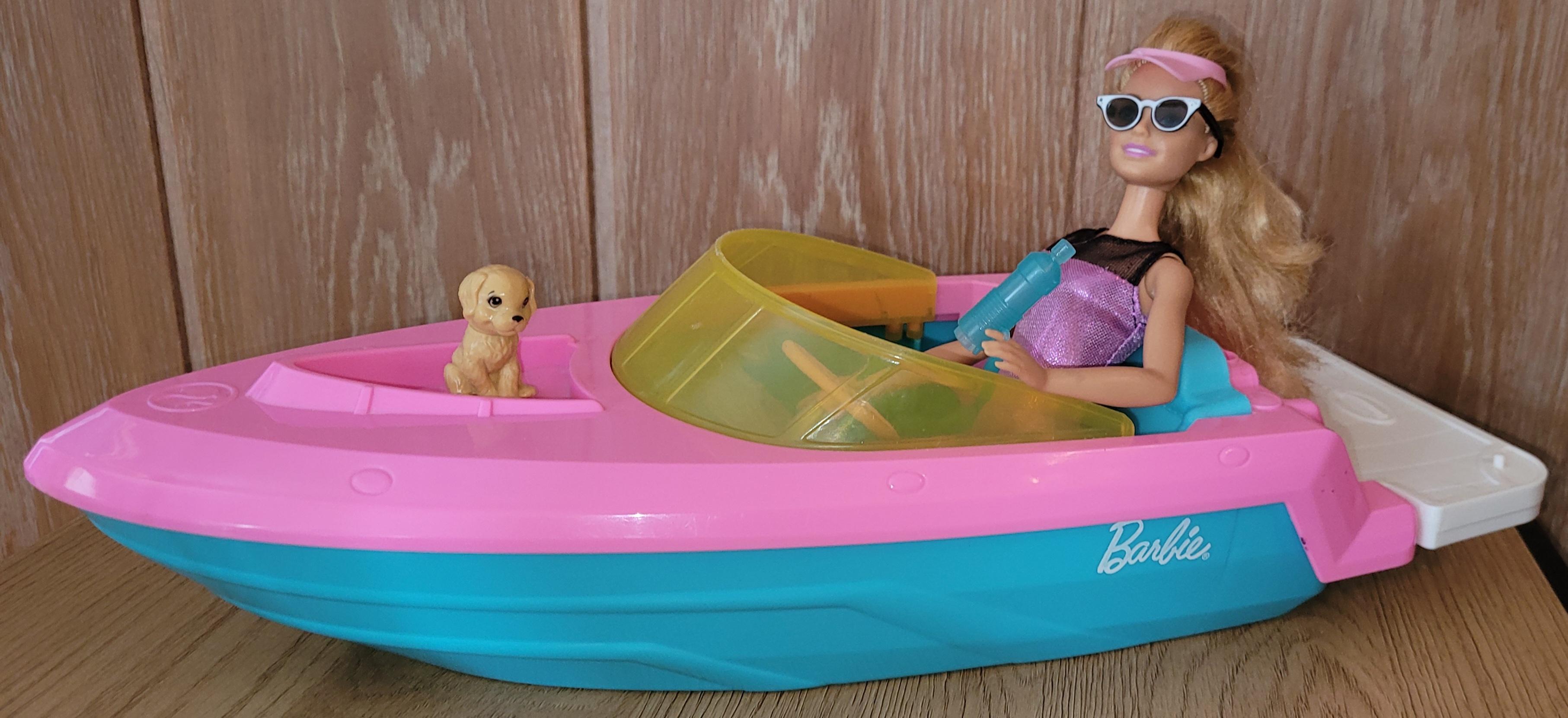 Barbie med speedbåt og tilbehør