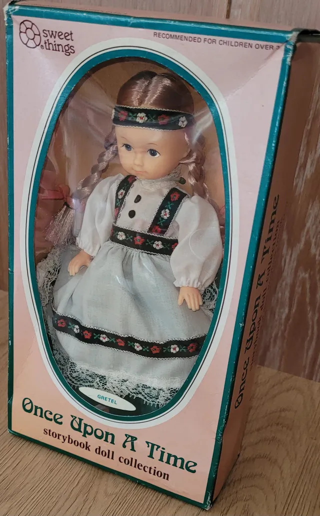 Once Upon a Time "Gretel" vinyldukke med lederhosen