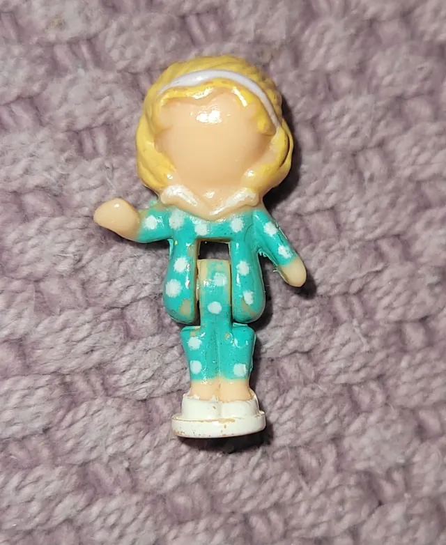 Bluebird Polly Pocket reservefigur til "Cuddly Kitty" - uten ansikt