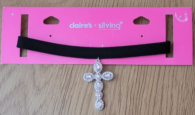 Paris Hilton choker-smykke med kors