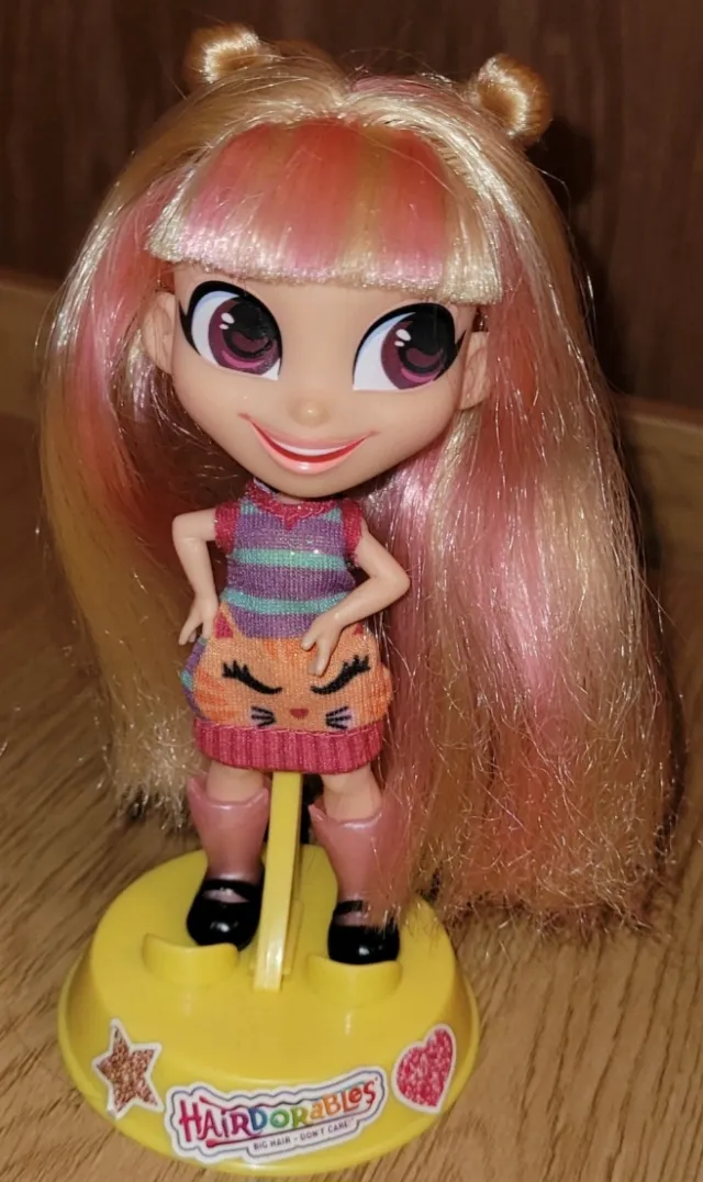 Hairdorables "Kat"-dukke med stativ