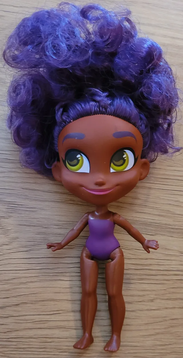 Hairdorables "Kali"-dukke uten tilbehør
