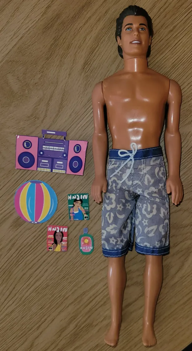 Barbie - Palm Beach Ken med shorts og papptilbehør - med malingsflekker