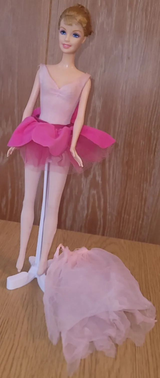 Ballerina Barbiedukke med 4 plagg