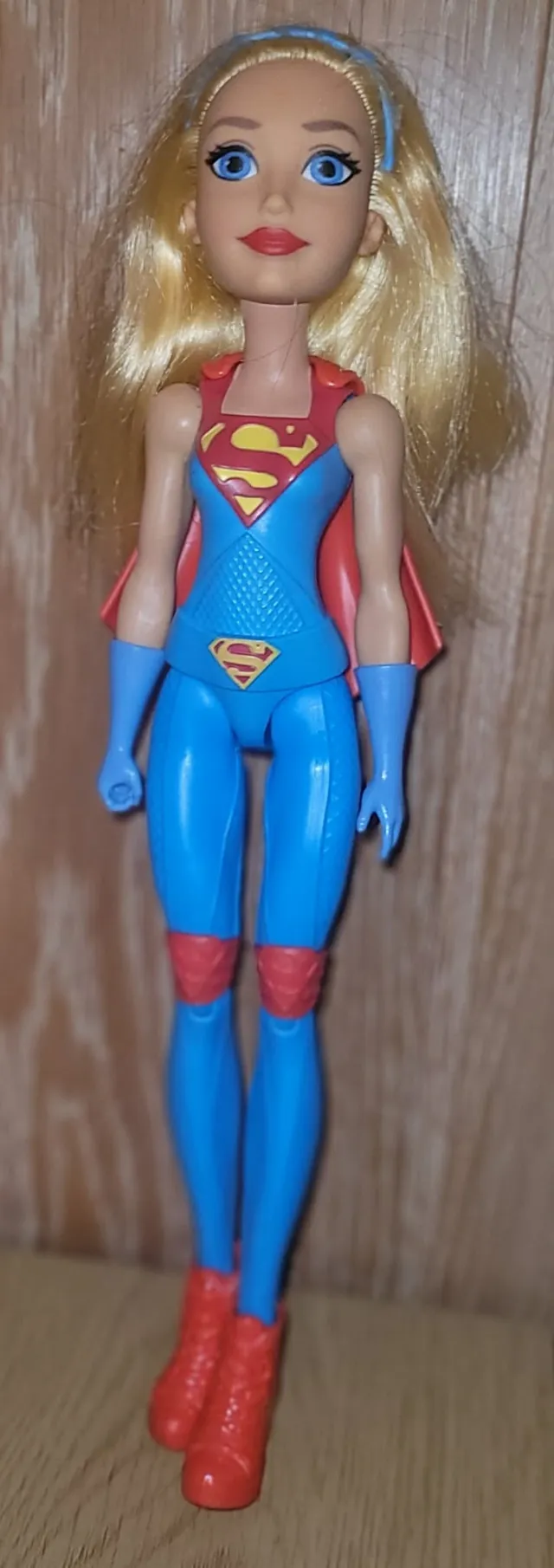 Supergirl-dukke med blondt hår - Mattel