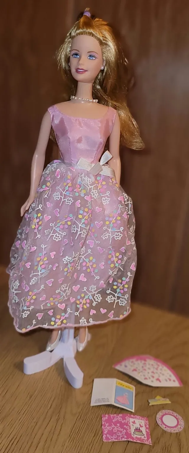 Barbie bursdagsdukke med antrekk og papptilbehør