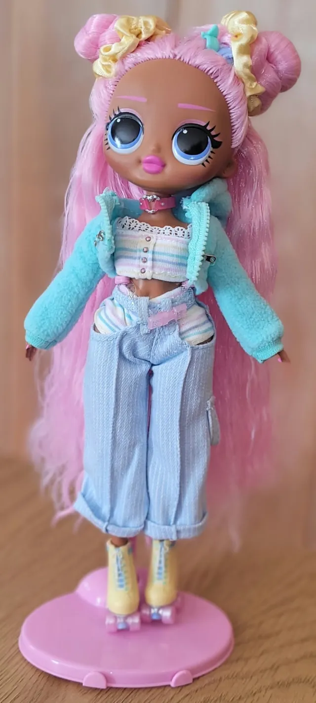 L.O.L OMG dukke med full outfit og rulleskøyter