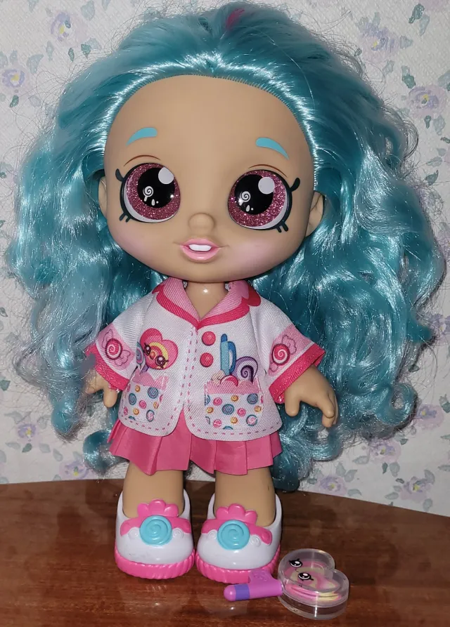 Kindi Kids "Dr. Cindy Pops"-dukke 28cm