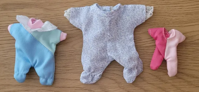 3 vintage plagg til mini-babydukker i forskjellige størrelser