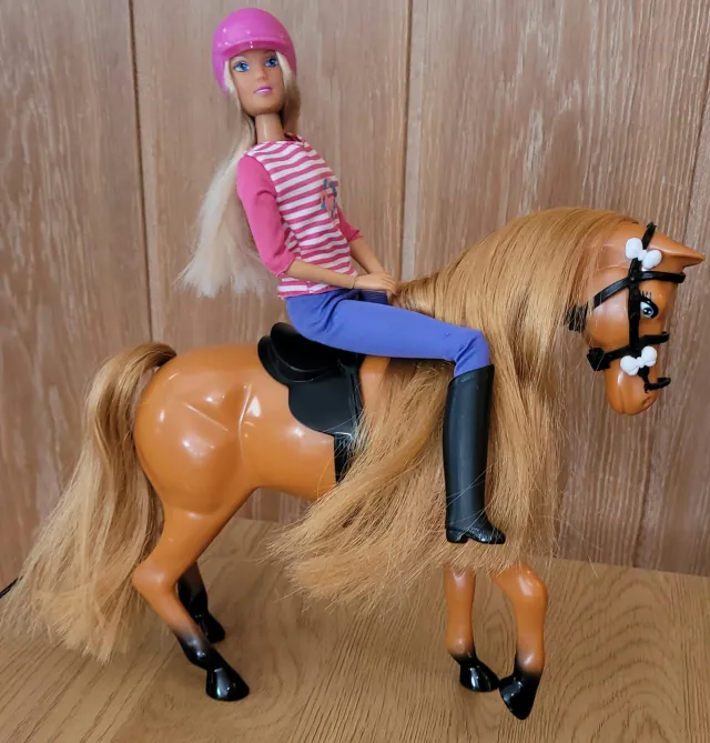 Steffi Love ridedukke og hest