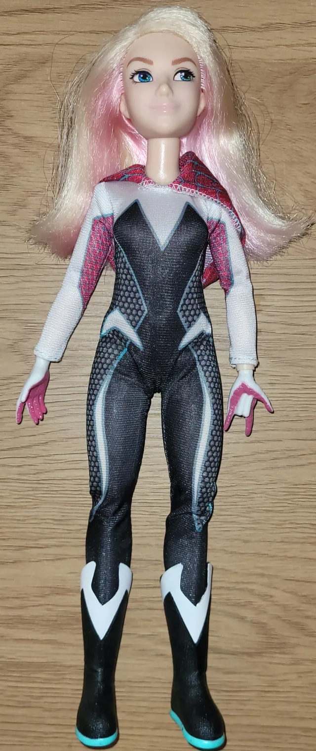 Marvel Rising-dukke Ghost-Spider 28cm