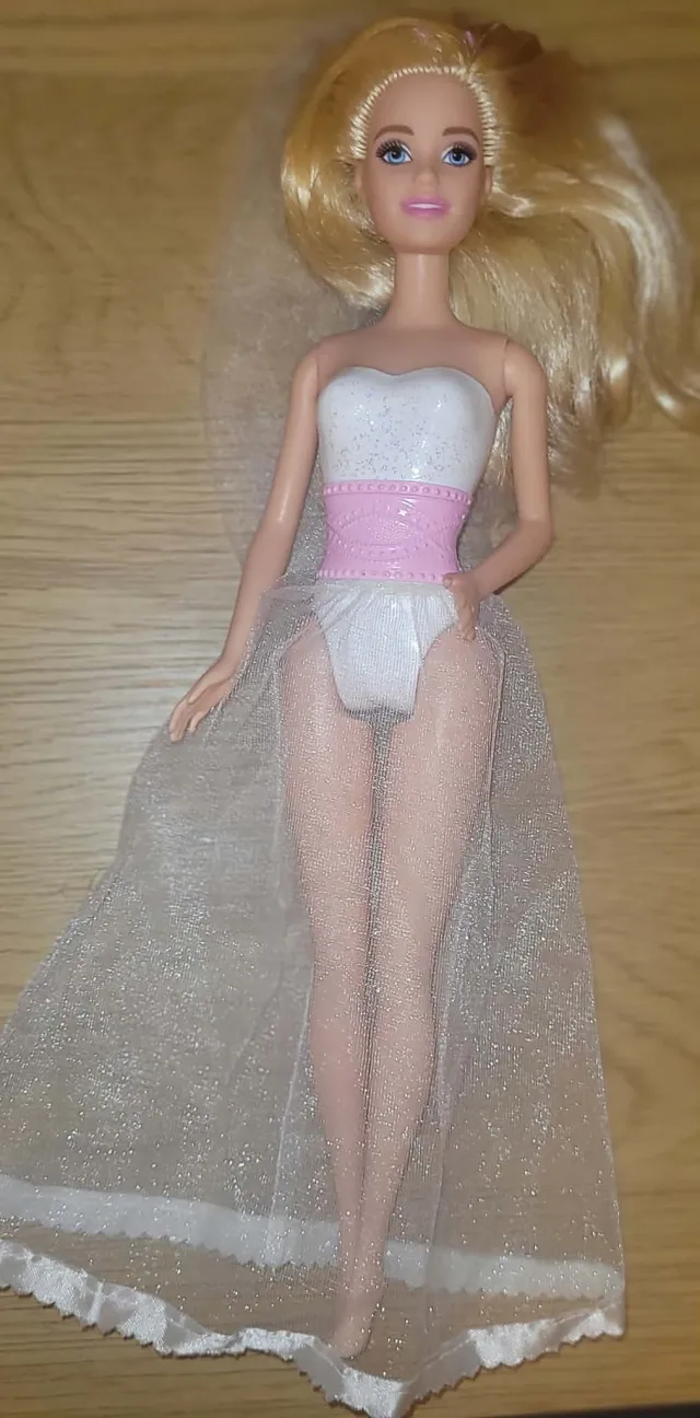Barbie brudedukke med slør og skjørt