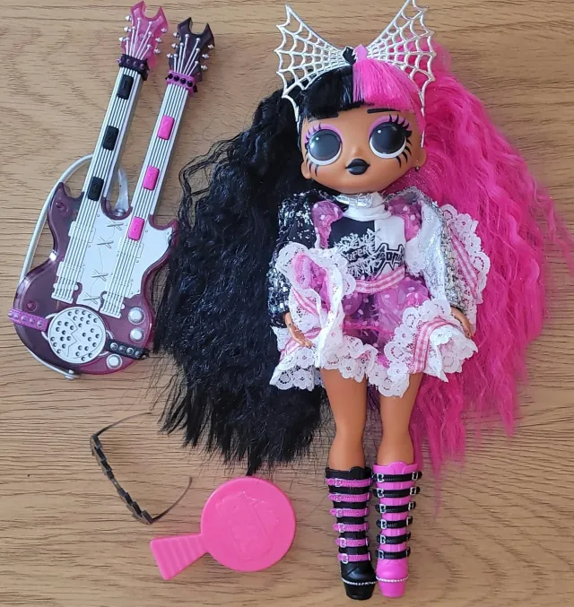 L.O.L OMG "Metal Chick" med instrument som lager lyd